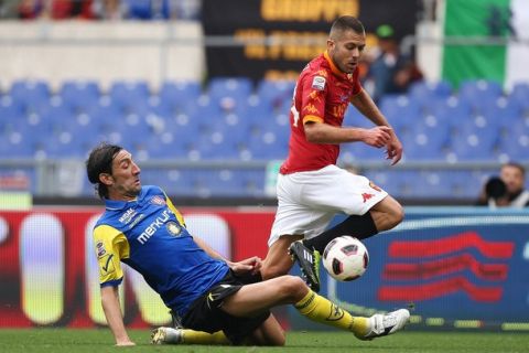 ROME, ITALY - APRIL 23:  Jeremy Menez (R) of AS Roma competes for the ball with Davide mandelli of AC Chievo Verona during the Serie A match between AS Roma and AC Chievo Verona at Stadio Olimpico on April 23, 2011 in Rome, Italy.  (Photo by Paolo Bruno/Getty Images)