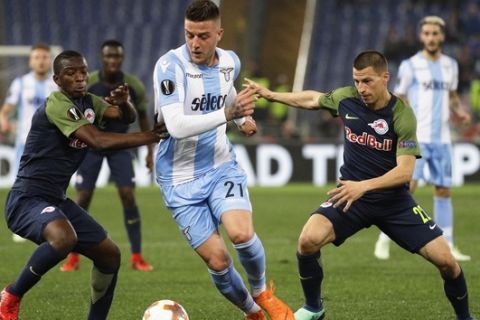 Salzburg's Amadou Haidara, left, Lazio's Sergej Milinkovic-Savic, center and Salzburg's Stefan Lainer, right, challenge for the ball during a Europa League quarterfinal first leg soccer match between Lazio and FC Red Bull Salzburg in Rome, Thursday, April 5, 2018. (AP Photo/Gregorio Borgia)