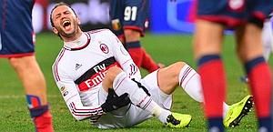 AC Milan's forward Giampaolo Pazzini reacts on the ground during the Italian championships Serie A football match Genoa vs AC Milan at the Marazzi Stadium in Genova on March 8, 2013. AFP PHOTO / GIUSEPPE CACACE
