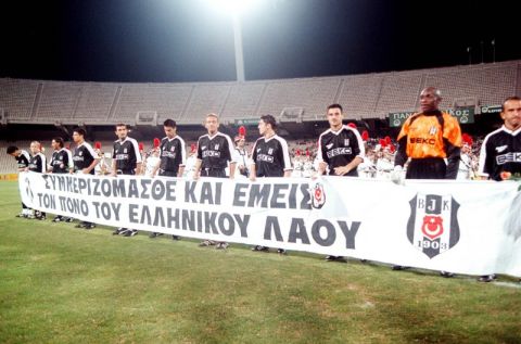 Πανό με πολιτικοκοινωνικά μηνύματα