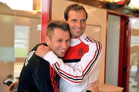 L'attaccante del Milan, Antonio Cassano, abbraccia l'allenatore Massimiliano Allegri a Milanello, 21 novembre 2011. Cassano, operato al cuore lo scorso novembre, "può procedere nell'iter per la certificazione al ritorno all'attività agonistica, perche' le sue condizioni infatti lo consentono". E' questo il parere della commissione medica riunitasi a Milano. L'ok definitivo dovrà arrivare dall'Istituto di medicina sportiva dell'Acqua Acetosa
ANSA/STUDIO BUZZI +++EDITORIAL USE ONLY - NO SALES+++