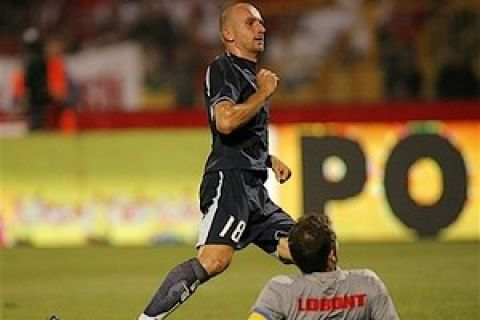 Lazio's Tommaso Rocchi, standing up, reacts after scoring against Dinamo Bucharest as keeper Bogdan Lobont looks on during their Champions League third qualifying round match, in Bucharest, Romania, Tuesday, Aug. 28 2007. (AP Photo/Vadim Ghirda)