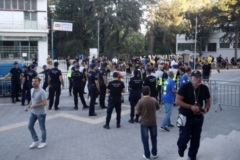 ΑΕΚ: Ισχυρή αστυνομική δύναμη και σεκιούριτι έξω από την OPAP Arena