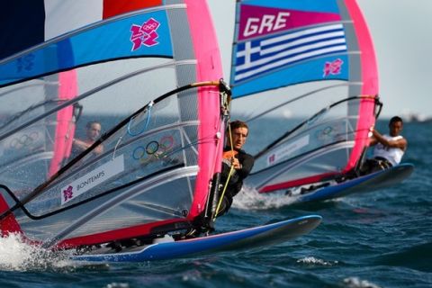 French sailor Julien Bontemps (C) trains with Swizterland's Richard Stauffacher (L) and Greece's Byron Kokalanis in the RS:X sailing class for the London 2012 Olympic Games, in Weymouth on July 28, 2012.  AFP PHOTO/William WEST        (Photo credit should read WILLIAM WEST/AFP/GettyImages)