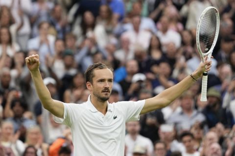 Wimbledon: Ο Μεντβέντεφ πήρε την τετράωρη ματσάρα κόντρα στον Σίνερ, με ανατροπή στα ημιτελικά ο Αλκαράθ