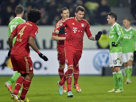 Bayern Munich's Spanish midfielder Javier Martinez (C) celebrates scoring with his teammates during the German first division Bundesliga football match VfL Wolfsburg vs FC Bayern Munich in Wolfsburg, northern Germany, on February 15, 2013.     AFP PHOTO / ODD ANDERSEN

RESTRICTIONS / EMBARGO - DFL RULES TO LIMIT THE ONLINE USAGE DURING MATCH TIME TO 15 PICTURES PER MATCH. IMAGE SEQUENCES TO SIMULATE VIDEO IS NOT ALLOWED AT ANY TIME. FOR FURTHER QUERIES PLEASE CONTACT DFL DIRECTLY AT + 49 69 650050.        (Photo credit should read ODD ANDERSEN/AFP/Getty Images)