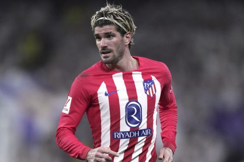 Atletico Madrid's Rodrigo De Paul during the Spanish La Liga soccer match between Real Madrid and Atletico Madrid at the Santiago Bernabeu stadium in Madrid, Spain, Sunday, Feb. 4, 2024. (AP Photo/Bernat Armangue)