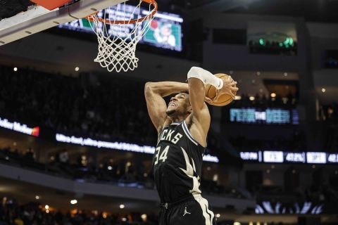 El griego Giannis Antetokounmpo, de los Bucks de Milwaukee, realiza una clavada en el partido dle martes 14 de febrero de 2023, ante los Celtics de Boston (AP Foto/Jeffrey Phelps)