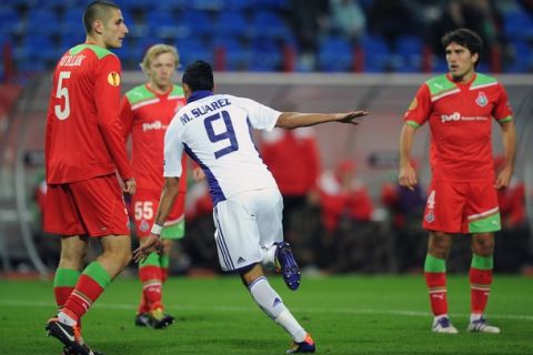 Matias Suarez (C) of Anderlecht celebrates scoring against Lokomotiv on September 29, 2011 in Moscow during a group L UEFA Europa League football match.   AFP PHOTO / ALEXANDER NEMENOV (Photo credit should read ALEXANDER NEMENOV/AFP/Getty Images)