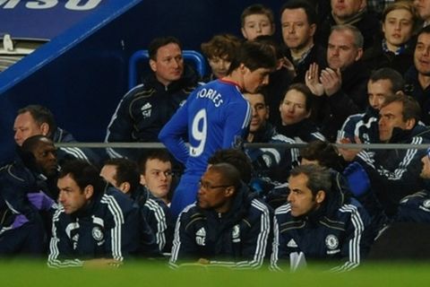 LONDON, ENGLAND - FEBRUARY 06:  Fernando Torres of Chelsea takes a seat on the bench as he is substituted during the Barclays Premier League match between Chelsea and Liverpool at Stamford Bridge on February 6, 2011 in London, England.  (Photo by Laurence Griffiths/Getty Images)