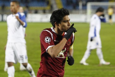 Rubin Kazan's Christian Noboa (C) celebrates after scoring against FC Copenhagen during their Champions League Group D soccer match at Central stadium in Kazan, November 24, 2010.  REUTERS/Sergei Karpukhin  (RUSSIA - Tags: SPORT SOCCER)