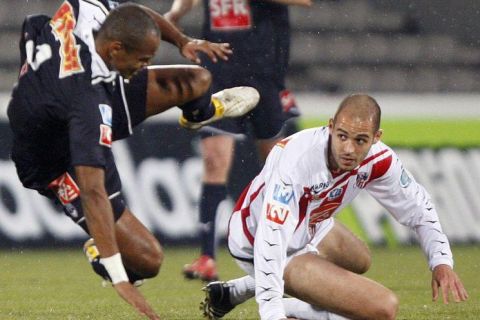 Henrique dos Santos de Souza (L) of Girondins Bordeaux fights for the ball with Remi Fournier of Ajaccio, during their French Cup soccer match at the Chaban Delmas stadium in Bordeaux, southwestern France, January 23, 2010. REUTERS/Regis Duvignau (FRANCE)