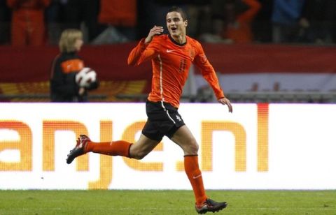 Netherlands' Ibrahim Afellay celebrates after scoring against  Sweden during their Euro 2012 qualifying soccer match in Amsterdam October 12, 2010.    REUTERS/Jerry Lampen (NETHERLANDS - Tags: SPORT SOCCER)