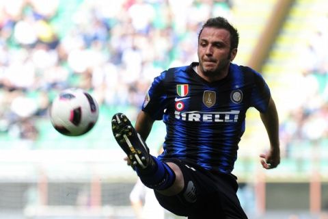 Inter Milan's Giampaolo Pazzini controls the ball during the Italian Serie A soccer match against Fiorentina at the San Siro Stadium in Milan May 8, 2011. REUTERS/Paolo Bona  (ITALY - Tags: SPORT SOCCER)