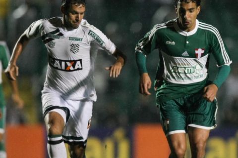 O jogador Diogo da SE Palmeiras disputa bola com o jogador do Figueirense FC durante partida válida pela vigésima quinta rodada do Campeonato Brasileiro Série A no estádio Orlando Scarpelli. Florianópolis/SC, Brasil - 28/09/2014. Foto: Cesar Greco / Fotoarena