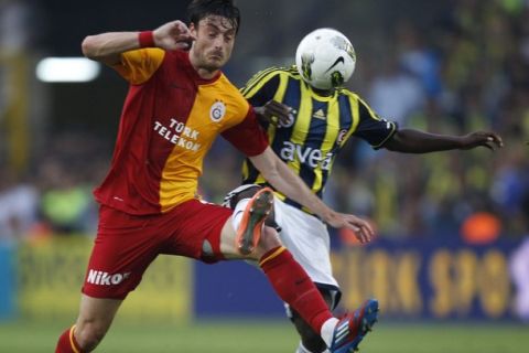 Galatasaray's Riera Ortega (L) challenges Fenerbahce's Issiar Dia during their Turkish Super League, Super Final soccer match at Sukru Saracoglu stadium in Istanbul May 12, 2012.  REUTERS/Murad Sezer (TURKEY - Tags: SPORT SOCCER)