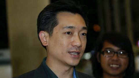 Thai businessman Bee Taechaubol (L) talks to media as he arrives to the Suvarnabhumi airport, after he back from Milan, in Bangkok, Thailand, 03 May 2015. AC Milan owner Silvio Berlusconi is set to retain the majority of the Serie A club shares as negotiations with a group of foreign investors continued, the club controlling company Fininvest was quoted as saying on 02 May 2015. Thai businessman Bee Taechaubol, who represents ADS Securities, a financial firm based in Abu Dhabi, and China CITIC Bank, met with Berlusconi, the former prime minister of Italy, with his offered of 500 million euros (556 million dollars) to acquire 51 per cent of the club shares. The club is estimated to be worth between 1 and 1.4 billion euros.  ANSA/NARONG SANGNAK