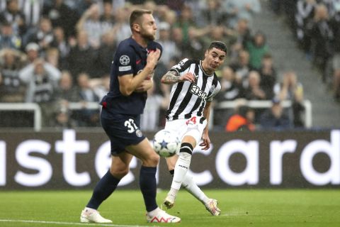 Newcastle's Miguel Almiron, right, scores his side's first goal during the Champions League group F soccer match between Newcastle and Paris Saint Germain at St. James' Park, Wednesday, Oct. 4, 2023, in Newcastle, England. (AP Photo/Scott Heppell)