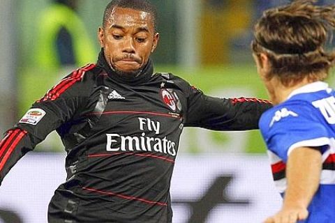 Sampdoria's Reto Ziegler (R) challenges AC Milan's Robinho during their Italian Serie A soccer match at the Luigi Ferraris stadium in Genoa November 27, 2010. REUTERS/Giampiero Sposito (ITALY - Tags: SPORT SOCCER)