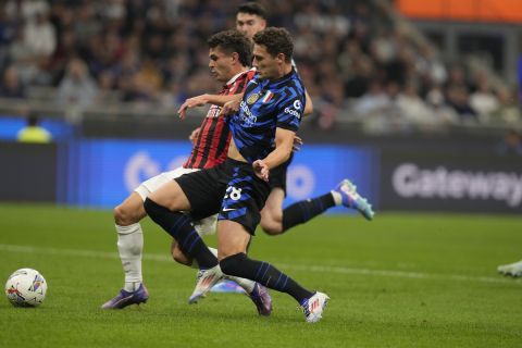 AC Milan's Christian Pulisic, left, scores the opening goal during a Serie A soccer match between Inter Milan and AC Milan at the San Siro stadium in Milan, Italy, Sunday, Sept.22, 2024. (AP Photo/Luca Bruno)