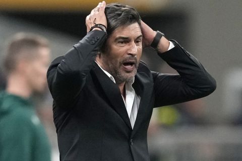 AC Milan's head coach Paulo Fonseca reacts during the Champions League opening phase soccer match between AC Milan and Liverpool at the San Siro stadium in Milan, Italy, Tuesday, Sept. 17, 2024. (AP Photo/Antonio Calanni)