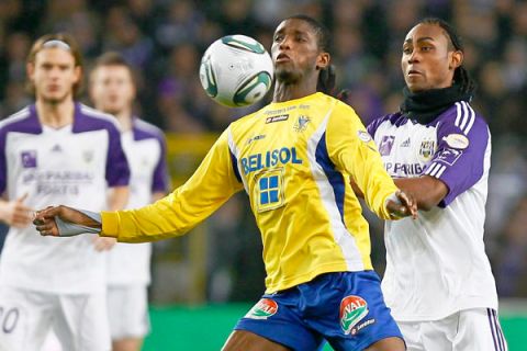 20110205 - BRUSSELS, BELGIUM: (L-R) STVV's Ibrahima Sidibe and  Anderlecht's Kanu (Rubenilson Dos Santos) fight for the ball during the Jupiler Pro League match between RSC Anderlecht and Sint-Truiden, in Brussels, Saturday 05 February 2011, on the 25th day of Belgian soccer championship.
BELGA PHOTO BRUNO FAHY