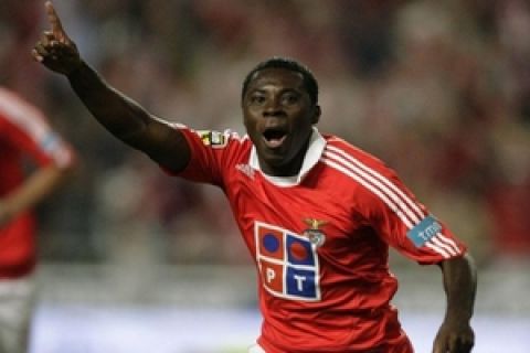 Benfica's Adu celebrates his goal against Maritimo during their Portuguese Premier League match at Luz satdium in Lisbon October 28, 2007. REUTERS/Jose Manuel Ribeiro (PORTUGAL)