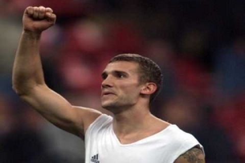 Ukrainian A.C. Milan striker Andrji Shevchenko celebrates at the end of the match against Inter Milan  during their Serie A soccer match at Meazza stadium, in Milan, October 21, 2001. A.C. Milan defeated Inter Milan 4-2.         REUTERS/ Stefano Rellandini