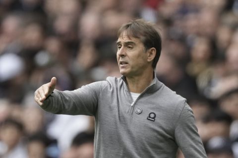 West Ham's head coach Julen Lopetegui reacts during the English Premier League soccer match between Tottenham Hotspur and West Ham United , at the Tottenham Hotspur Stadium in London, Saturday, Oct 19, 2024. (AP Photo/Dave Shopland)