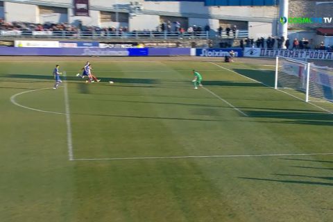 Ο Μπακαμπού πλασάρει για το 2-0 του Ολυμπιακού κόντρα στη Λαμία