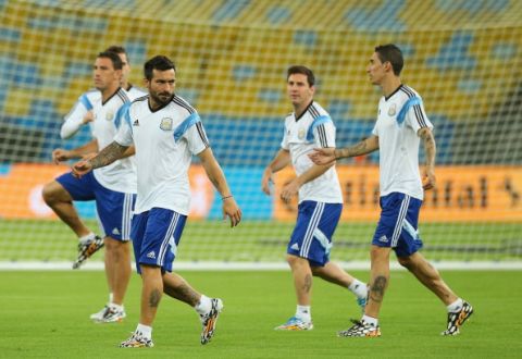 RIO DE JANEIRO, BRAZIL - JUNE 14:  Ezequiel Lavezzi trains at Maracana stadium on June 14, 2014 in Rio de Janeiro, Brazil.  (Photo by Ronald Martinez/Getty Images)