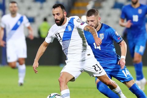 Ο Σιώπης κοντρολάρει την μπάλα στο Κόσοβο - Ελλάδα για τα προκριματικά Παγκοσμίου Κυπέλλου.