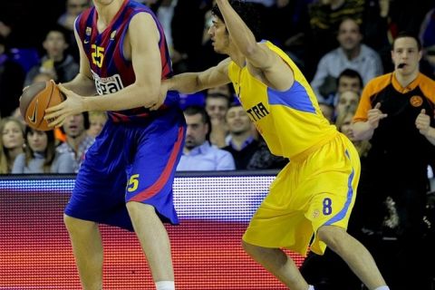 Regal FCB's Slovenian center Erazem Lorbek (L) vies with Maccabi Electra's forward Lior Eliyahu (R) during the Euroleague basketball match Regal FC Barcelona vs Maccabi Electra on January 20, 2011 at the Palau Blaugrana sportshall in Barcelona.    AFP PHOTO/ JOSEP LAGO (Photo credit should read JOSEP LAGO/AFP/Getty Images)