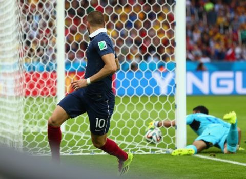 PORTO ALEGRE, BRAZIL - JUNE 15: Karim Benzema of France looks back as goalkeeper Noel Valladares of Honduras fails to save France's second goal during the 2014 FIFA World Cup Brazil Group E match between France and Honduras at Estadio Beira-Rio on June 15, 2014 in Porto Alegre, Brazil.  (Photo by Quinn Rooney/Getty Images)