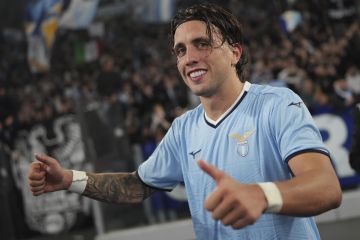 Lazio's Luca Pellegrini celebrates at the end of a Serie A soccer match between Lazio and Cagliari, at Rome's Olympic stadium, Monday, Nov. 4, 2024. (AP Photo/Alessandra Tarantino)