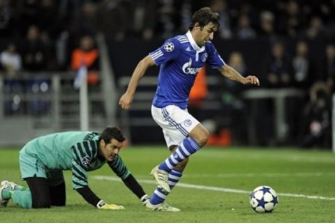 Schalke's Raul of Spain scores the opening goal after passing Inter's keeper Julio Cesar, left,  during the second leg Champions League quarterfinal soccer match between Schalke 04 and Inter Milan in Gelsenkirchen, Germany, Wednesday, April 13, 2011. (AP Photo/Martin Meissner)