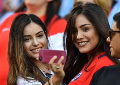 Supporters of Chile wait for the start of the Copa America Centenario football tournament match against Argentina in Santa Clara, California, United States, on June 6, 2016. / AFP PHOTO / JOSH EDELSONJOSH EDELSON/AFP/Getty Images