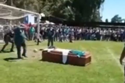 Συμπαίκτες νεκρού Χιλιανού ποδοσφαιριστή τον βοηθούν να "σκοράρει" από το φέρετρο