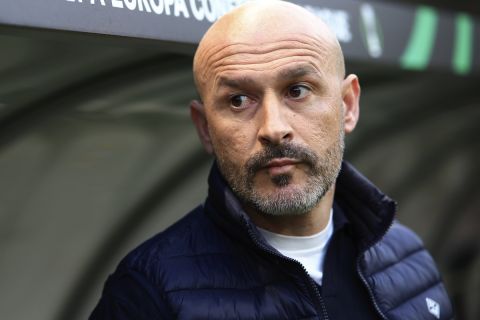 Fiorentina's head coach Vincenzo Italiano stands before the Europa Conference League playoff first leg soccer match between SC Braga and Fiorentina at the Municipal stadium in Braga, Portugal, Thursday, Feb. 16, 2023. (AP Photo/Luis Vieira)