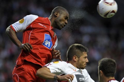 SC Braga's defender from Brazil Paulao Junior (L) heads the ball with Benfica's Spanish midfielder Javier Garcia (C) during their UEFA Europa League semi-finals 2nd leg football match at the Municipal Stadium in Braga, on May 5, 2011. AFP PHOTO / MIGUEL RIOPA (Photo credit should read MIGUEL RIOPA/AFP/Getty Images)