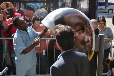 The former Brazilian player Edson Arantes do Nascimento Pele, during signing the custom Phonebooth VIVO Call Parade in front of the MASP, in the region of Paulista Avenue in So Paulo on Thursday, 08 (Photo: Vanessa Carvalho / Brazil Photo Press).