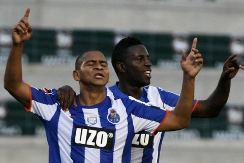 Porto's Walter Silva (L) celebrates with team mate Silvestre Varela their goal against Maritimo during their Portuguese Premier League soccer match at Barreiros stadium in Madeira Island May 14, 2011.  
REUTERS/Duarte Sa (PORTUGAL - Tags: SPORT SOCCER)