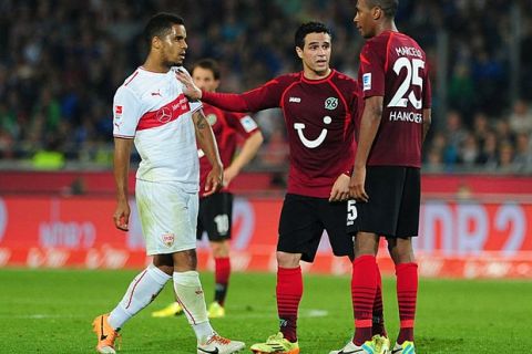 Fussball 1. Bundesliga 32. Spieltag Hannover 96 - VfB Stuttgart am 25.04.2014 in der HDI Arena in Hannover Daniel Didavi ( Stuttgart ), links - Manuel Schmiedebach ( Hannover ), mitte - Marcelo ( Hannover ), rechts Foto: Revierfoto