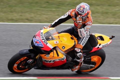 Honda MotoGP rider Casey Stoner of Australia gestures during the qualifying practice of the Catalunya MotoGP Grand Prix in Montmelo, near Barcelona, June 4, 2011. REUTERS/Albert Gea (SPAIN - Tags: SPORT MOTOR RACING)