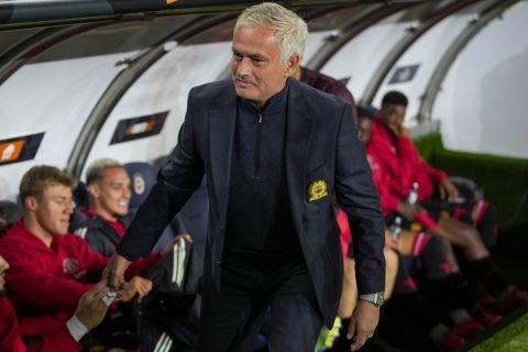 Fenerbahce's head coach Jose Mourinho greets Manchester United's players prior the Europa League opening phase soccer match between Fenerbahce and Manchester United at Sukru Saracoglu stadium, in Istanbul, Turkey, Thursday, Oct. 24, 2024. (AP Photo/Francisco Seco)