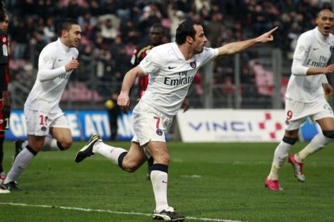 Paris Saint Germain's Ludovic Giuly (C) celebrates after scoring the first goal for his team while team-mate Guillaume Hoarau (R) looks on during their French Ligue 1 soccer match at Le Ray stadium in Nice February 20, 2011. REUTERS/Eric Gaillard    (FRANCE - Tags: SPORT SOCCER)