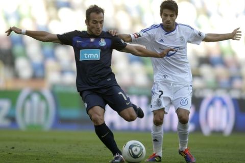 CD Feirense's Diogo Cunha (R) and Porto's Fernando Belluschi fight for the ball during their Portuguese Premier League soccer match at municipal stadium in Aveiro, northern Portugal September 18, 2011. REUTERS/Miguel Vidal (PORTUGAL - Tags: SPORT SOCCER)