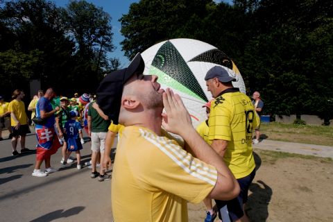 Ο Αιμίλιος πήγε τη FUSSBALLLIEBE από τη Γερμανία στα Βασιλικά της Βόρειας Εύβοιας στο γήπεδο που κάηκε στις φωτιές του 2021