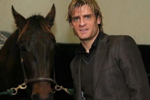 Jerome Rothen proprietaire du cheval Rusee d Arbaz - Hippisme - Prix des Camelias - 06.12.2007 - Vincennes - largeur attitude pose portrait echo echos foot fooball paris saint germain PSG