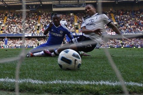 Chelsea's Salomon Kalou (L) beats Tottenham Hotspur's Aaron Lennon to score the winning goal during their English Premier League soccer match at Stamford Bridge in London April 30, 2011. REUTERS/Eddie Keogh (BRITAIN - Tags: SPORT SOCCER) NO ONLINE/INTERNET USAGE WITHOUT A LICENCE FROM THE FOOTBALL DATA CO LTD. FOR LICENCE ENQUIRIES PLEASE TELEPHONE ++44 (0) 207 864 9000